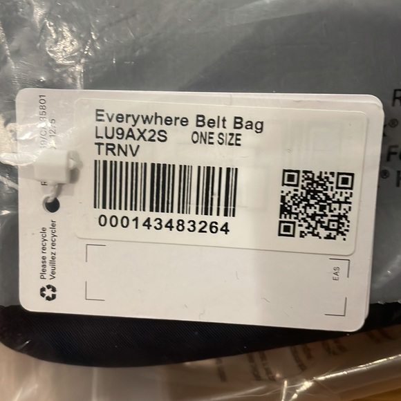 NWT lululemon Everywhere Belt Bag (regular size) in True Navy - Picture 4 of 4